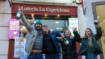 Celebraci&oacute;n del tercer y cuarto premio de la Loter&iacute;a de Navidad en la administraci&oacute;n "La Caprichosa" de Toledo.