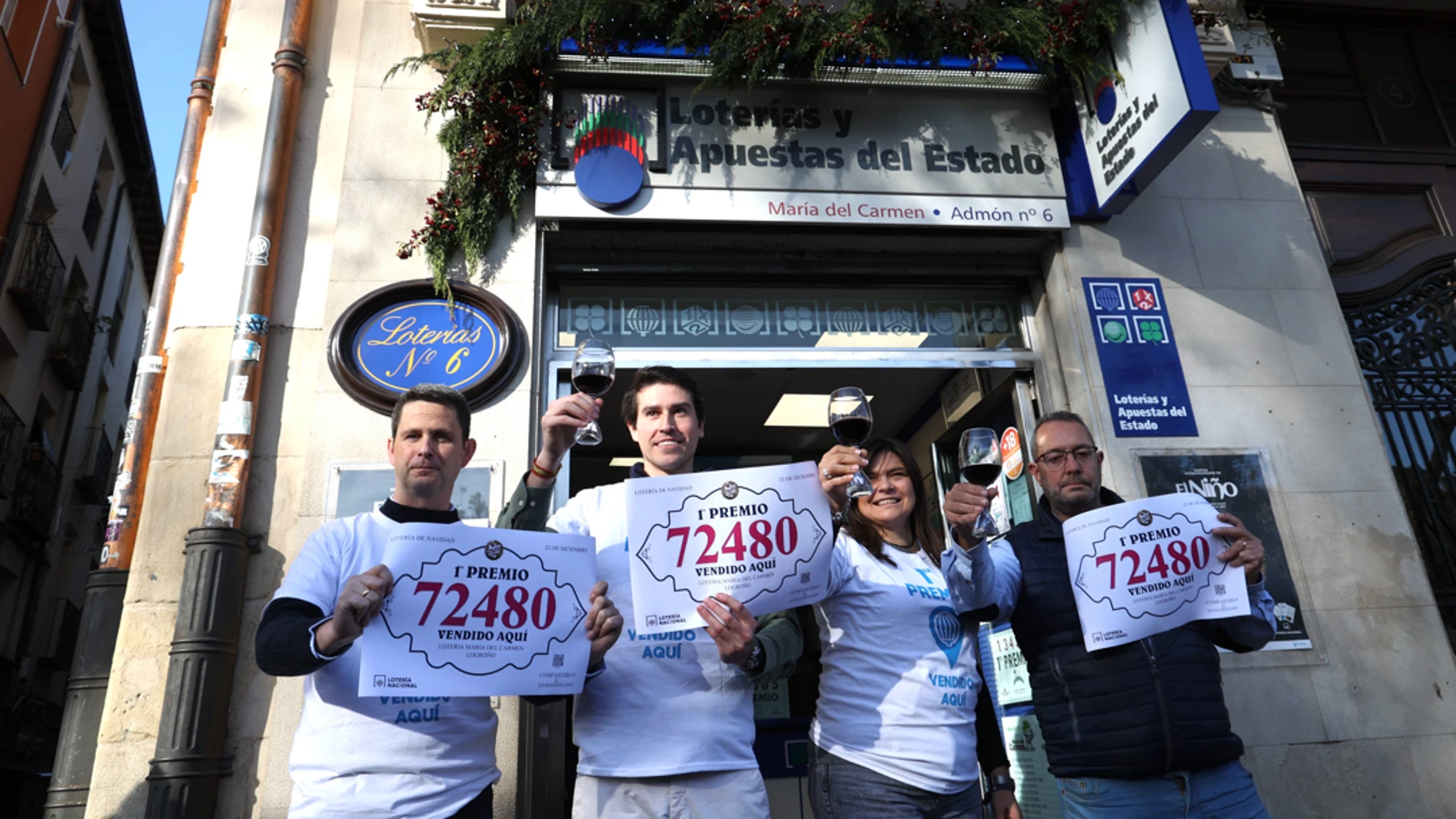La administración número 6 de Logroño, conocida como Lotería María del Carmen, celebra que ha vendido íntegramente el premio de El Gordo de la Lotería de Navidad EFE/Raquel Manzanares La administración número 6 de Logroño, conocida como Lotería María del Carmen, celebra que ha vendido íntegramente el premio de El Gordo de la Lotería de Navidad EFE/Raquel Manzanares