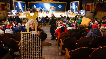 Una mujer disfrazada de tabla Una mujer disfrazada de tabla