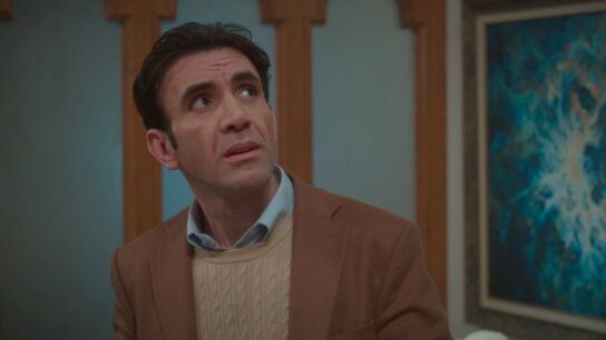 &iexcl;A punto de ser descubierto! Timur quema las pruebas de su infidelidad con Rengin y salva su matrimonio con Bahar