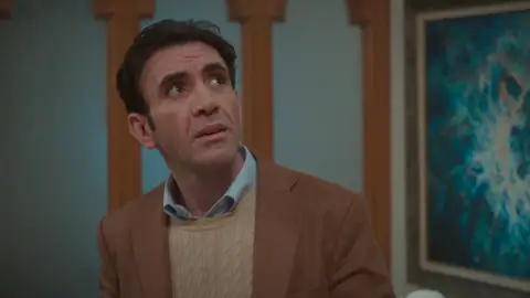 ¡A punto de ser descubierto! Timur quema las pruebas de su infidelidad con Rengin y salva su matrimonio con Bahar ¡A punto de ser descubierto! Timur quema las pruebas de su infidelidad con Rengin y salva su matrimonio con Bahar
