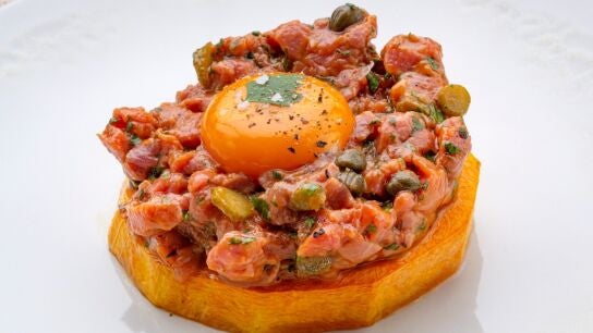 Calabaza asada y caramelizada con tartar de carne, de Joseba Argui&ntilde;ano