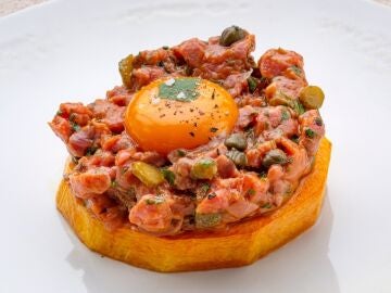 Calabaza asada y caramelizada con tartar de carne, de Joseba Argui&ntilde;ano
