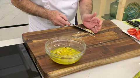 Aliña las ensaladas con la mezcla de escabeche y avellanas Aliña las ensaladas con la mezcla de escabeche y avellanas