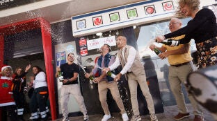 Empleados y propietarios de la gasolinera La Chasnera en el km 54 de la autopista TF-1 del municipio de Granadilla de Abona (Tenerife) celebran que varios n&uacute;meros vendidos en este establecimiento han sido agraciados con un tercero, dos cuartos y un quinto premio en el sorteo extraordinario de Navidad de la Loter&iacute;a Nacional. 
