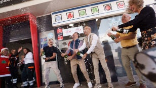 Empleados y propietarios de la gasolinera La Chasnera en el km 54 de la autopista TF-1 del municipio de Granadilla de Abona (Tenerife) celebran que varios n&uacute;meros vendidos en este establecimiento han sido agraciados con un tercero, dos cuartos y un quinto premio en el sorteo extraordinario de Navidad de la Loter&iacute;a Nacional. 
