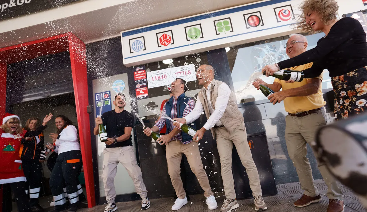 Empleados y propietarios de la gasolinera La Chasnera en el km 54 de la autopista TF-1 del municipio de Granadilla de Abona (Tenerife) celebran que varios números vendidos en este establecimiento han sido agraciados con un tercero, dos cuartos y un quinto premio en el sorteo extraordinario de Navidad de la Lotería Nacional.