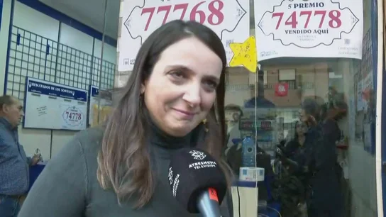 A3 Noticias de la mañana (23-12-24) Mari Carmen reparte premios de la Lotería de Navidad en Paiporta tras la DANA: "Una de las clientas ha perdido la casa" A3 Noticias de la mañana (23-12-24) Mari Carmen reparte premios de la Lotería de Navidad en Paiporta tras la DANA: "Una de las clientas ha perdido la casa"