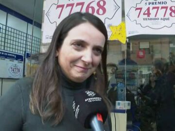 A3 Noticias de la mañana (23-12-24) Mari Carmen reparte premios de la Lotería de Navidad en Paiporta tras la DANA: "Una de las clientas ha perdido la casa"