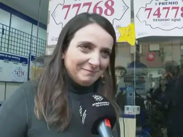 A3 Noticias de la mañana (23-12-24) Mari Carmen reparte premios de la Lotería de Navidad en Paiporta tras la DANA: "Una de las clientas ha perdido la casa" A3 Noticias de la mañana (23-12-24) Mari Carmen reparte premios de la Lotería de Navidad en Paiporta tras la DANA: "Una de las clientas ha perdido la casa"