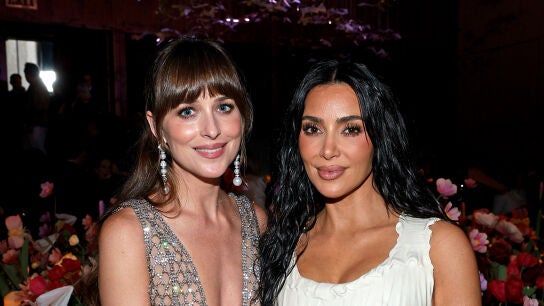  Dakota Johnson y Kim Kardashian