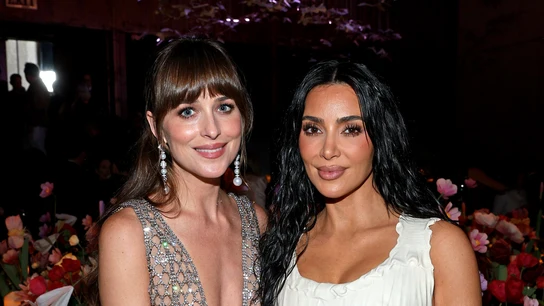 Dakota Johnson y Kim Kardashian Dakota Johnson y Kim Kardashian