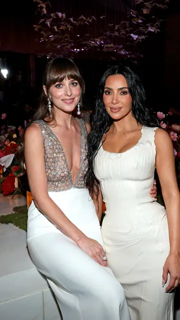 Dakota Johnson y Kim Kardashian Dakota Johnson y Kim Kardashian