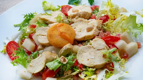 Ensalada de pollo escabechado con yema empanada, de Arguiñano: "Con un escabechado exprés" Ensalada de pollo escabechado con yema empanada, de Arguiñano: "Con un escabechado exprés"