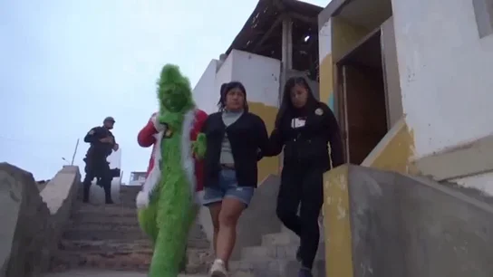Ingenio Policial: El Grinch Ayuda a Capturar a Banda de Narcos en San Bartolo Ingenio Policial: El Grinch Ayuda a Capturar a Banda de Narcos en San Bartolo