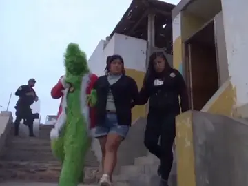 Ingenio Policial: El Grinch Ayuda a Capturar a Banda de Narcos en San Bartolo Ingenio Policial: El Grinch Ayuda a Capturar a Banda de Narcos en San Bartolo