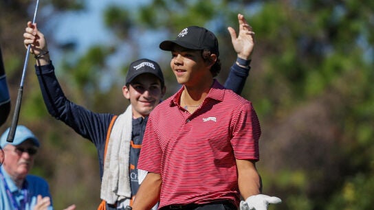 Charlie Woods reacciona a su hoyo en uno en el Campeonato PNC en Florida