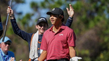 Charlie Woods reacciona a su hoyo en uno en el Campeonato PNC en Florida