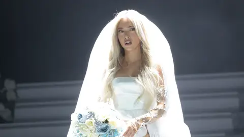 Ana Mena vestida de novia en su concierto en el WiZink Center Ana Mena vestida de novia en su concierto en el WiZink Center