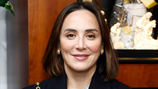 Tamara Falc&oacute; posando para los medios