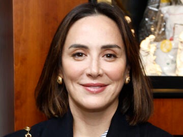 Tamara Falc&oacute; posando para los medios