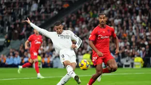 Mbappé dispara a puerta en el partido ante el Sevilla Mbappé dispara a puerta en el partido ante el Sevilla