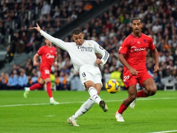 Mbappé dispara a puerta en el partido ante el Sevilla