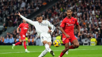 Mbappé dispara a puerta en el partido ante el Sevilla