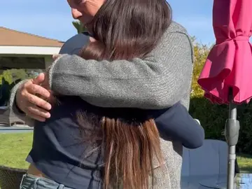 Bruce Willis abrazando a su hija Scout Bruce Willis abrazando a su hija Scout