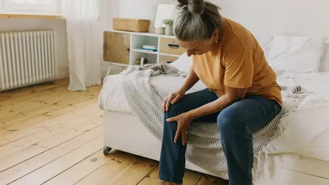 Mujer con dolor en articulaciones Mujer con dolor en articulaciones