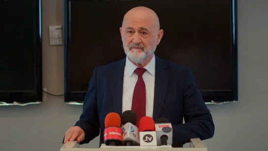 El señor Ziyan salva los sueños de Bahar: la rueda de prensa que cambia el rumbo de su carrera y deja a Rengin en shock El señor Ziyan salva los sueños de Bahar: la rueda de prensa que cambia el rumbo de su carrera y deja a Rengin en shock