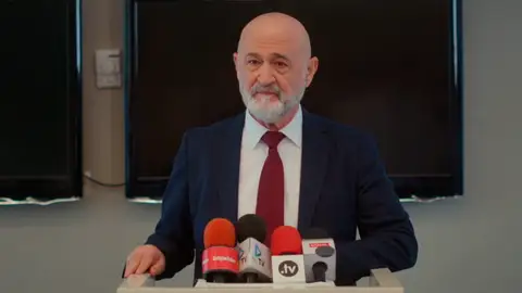 El señor Ziyan salva los sueños de Bahar: la rueda de prensa que cambia el rumbo de su carrera y deja a Rengin en shock El señor Ziyan salva los sueños de Bahar: la rueda de prensa que cambia el rumbo de su carrera y deja a Rengin en shock