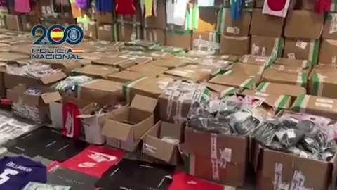 Detenidas 73 personas por introducir 2.000 toneladas de productos falsificados: bolsos de lujo, calzado y relojes de alta gama Detenidas 73 personas por introducir 2.000 toneladas de productos falsificados: bolsos de lujo, calzado y relojes de alta gama