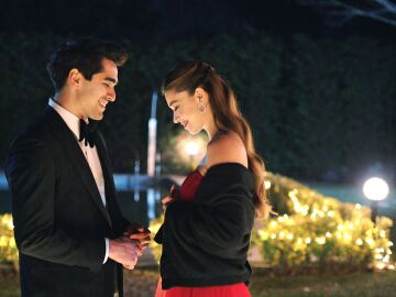 Ferit, hipnotizado por la belleza de Seyran en la cena de A&ntilde;o Nuevo: &ldquo;Est&aacute;s preciosa&rdquo;
