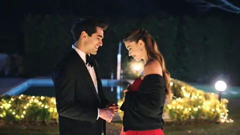 Ferit, hipnotizado por la belleza de Seyran en la cena de Año Nuevo: “Estás preciosa” Ferit, hipnotizado por la belleza de Seyran en la cena de Año Nuevo: “Estás preciosa”