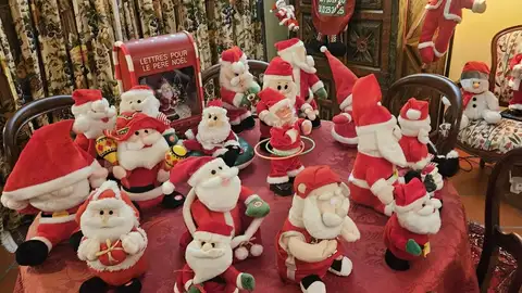 Una mesa con varios Papá Noel Una mesa con varios Papá Noel