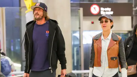 Antonio Revilla e Hiba Abouk, en el aeropuerto de Madrid Antonio Revilla e Hiba Abouk, en el aeropuerto de Madrid