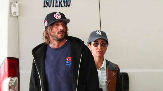 Hiba Abouk y Antonio Revilla, en el aeropuerto de Madrid