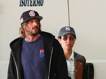 Hiba Abouk y Antonio Revilla, en el aeropuerto de Madrid Hiba Abouk y Antonio Revilla, en el aeropuerto de Madrid