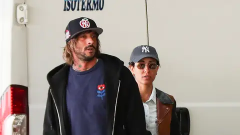 Hiba Abouk y Antonio Revilla, en el aeropuerto de Madrid Hiba Abouk y Antonio Revilla, en el aeropuerto de Madrid