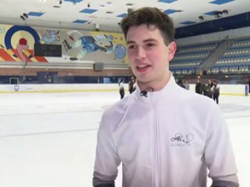 Euken Alberdi ejecuta el backflip, una maniobra prohibida hasta hace poco en las competiciones de patinaje sobre hielo