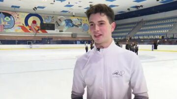 Euken Alberdi ejecuta el backflip, una maniobra prohibida hasta hace poco en las competiciones de patinaje sobre hielo