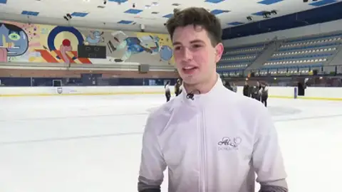 Euken Alberdi ejecuta el backflip, una maniobra prohibida hasta hace poco en las competiciones de patinaje sobre hielo Euken Alberdi ejecuta el backflip, una maniobra prohibida hasta hace poco en las competiciones de patinaje sobre hielo