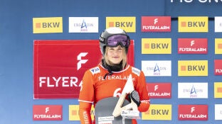 Sophie Hediger, en el podio del FIS Snowboard Cross World Cup en St Moritz, Suiza, el pasado mes de enero