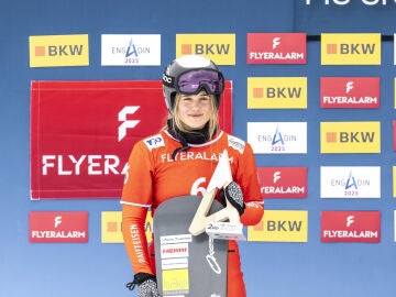 Sophie Hediger, en el podio del FIS Snowboard Cross World Cup en St Moritz, Suiza, el pasado mes de enero