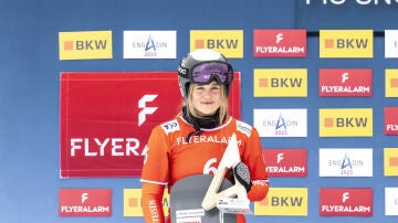 Sophie Hediger, en el podio del FIS Snowboard Cross World Cup en St Moritz, Suiza, el pasado mes de enero