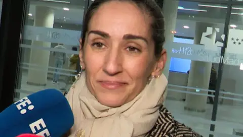Alejandra Martos atendiendo a la prensa Alejandra Martos atendiendo a la prensa