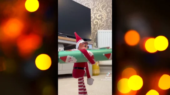 Elfo travieso haciendo una trastada Elfo travieso haciendo una trastada