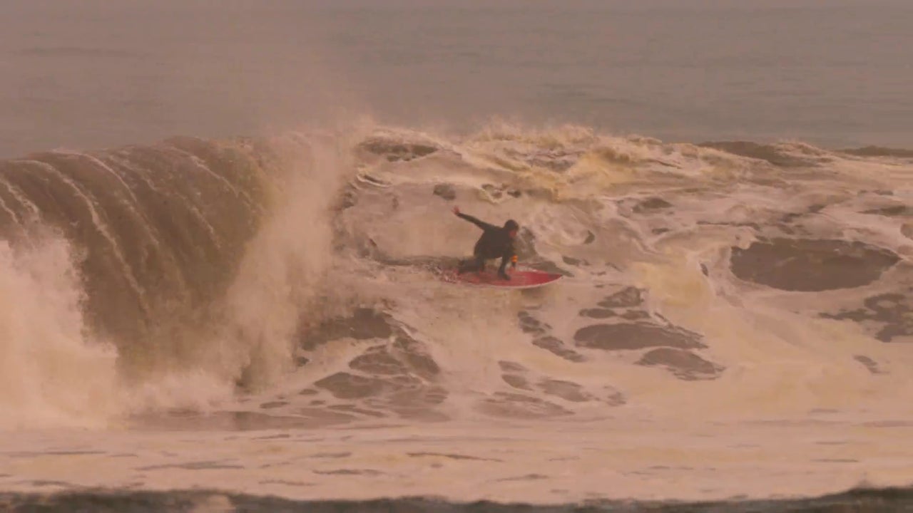 Adur Amatriain y Miguel Castrillón surfean la legendaria ola de Skeleton Bay: «Es un sueño cumplido» Adur Amatriain y Miguel Castrillón surfean la legendaria ola de Skeleton Bay: «Es un sueño cumplido»