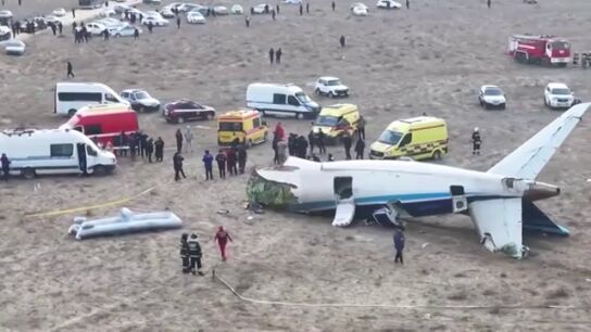 Un avi&oacute;n de pasajeros se estrella en Kazajist&aacute;n